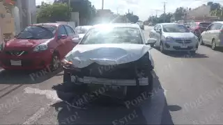 Se registra fuerte choque entre dos autos en el fraccionamiento La Florida de Mérida
