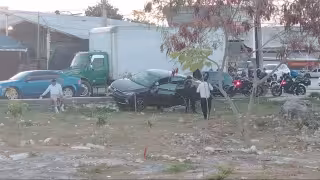 Conductor pierde el control de su auto y termina sobre camellón de avenida Chacmol en Cancún