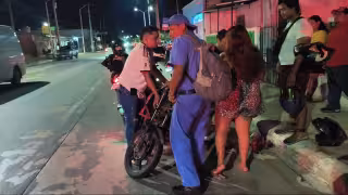 Invasión de carril provoca aparatoso choque de motos en la avenida Jaina de Plan Chac, Campeche