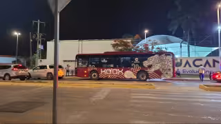 Camión Ko’ox y camioneta chocan en el barrio de Guadalupe, Campeche; conductores se culpan
