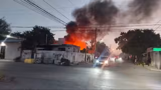 Descuido del propietario provoca incendio y consume su vivienda en la Supermanzana 220 de Cancún