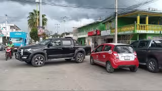 Camioneta de Quintana Roo provoca percance con taxi en Escárcega