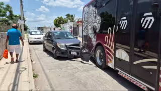 Automovilista intenta ganarle el paso a autobús Ko’ox y provoca fuerte choque en Campeche