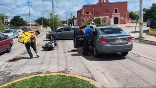 Conductora intenta esquivar baches y motociclista termina chocando contra su auto en Campeche