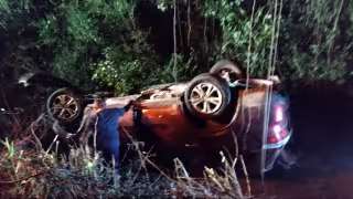 Camioneta vuelca y es abandonada en entronque de Felipe Carrillo Puerto