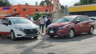 Se vuela el alto y choca contra vehículo oficial del IEEA en Dzitbalché