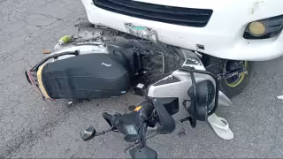Madre e hija resultan lesionadas tras choque entre motoneta y camioneta en la Supermanzana 238 de Cancún