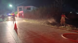 Bomberos de Campeche y vecinos sofocan incendio de maleza en Plan Chac
