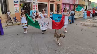 Firulais acompaña el último gremio de Dzitbalché y se roba el cariño durante la fiesta patronal