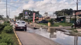 Empeora hoyanco en la avenida Colosio de Champotón ante falta de bacheo definitivo