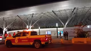 Reciben ayuda pasajeros varados por posible falla del Tren Maya en la estación Cancún