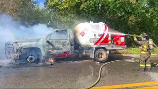 Heroico Cuerpo de Bomberos controla incendio en pipa de Gas L.P. sobre la autopista Cancún–Leona Vicario