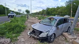 Fuerte volcadura en carretera federal 307 en el tramo Cancún-Playa del Carmen deja varios lesionados