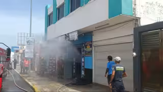 Cortocircuito provoca incendio en local de celulares en Santa Ana, Campeche