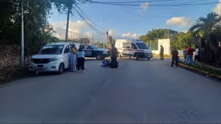 Joven estudiante impacta su motocicleta con una camioneta en Felipe Carrillo Puerto