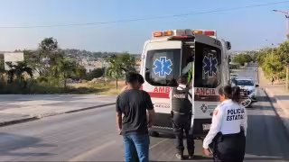 Mujer embarazada lesionada en choque entre taxi y moto en Campeche
