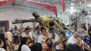 Con cantos sacros bajan al Cristo de la Misericordia a 461 años de su llegada a la parroquia en Calkiní