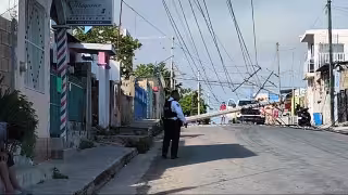 Derriban poste y huyen; dejan peligro en calles de la colonia Morelos