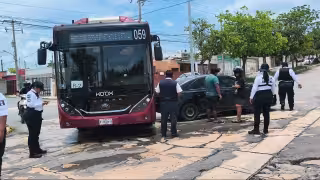 Camión de Ko'ox choca contra automóvil y provoca caos vial en Campeche