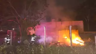 Bomberos de Cancún atienden incendio de una palapa en El Milagro
