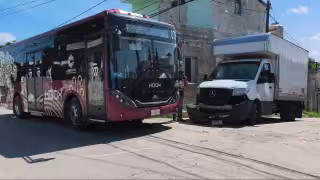Camioneta impacta a camión Ko’ox en colonia Pablo García de la capital campechana