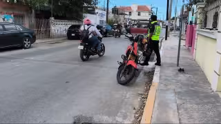 Auto le cierra el paso y provoca caída de motociclista en Campeche; conductor huye