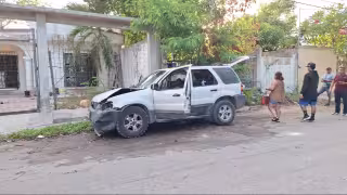 Se lleva camioneta de su madre, choca cinco vehículos y termina retenido en la Supermanzana 220 de Cancún