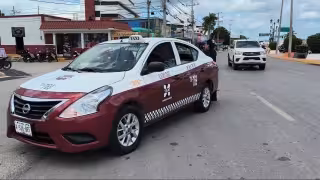 Choque entre taxi y camioneta provoca congestionamiento en Campeche