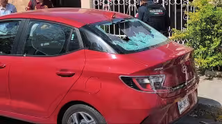 Motociclista se impacta contra auto en Concordia y termina hospitalizado