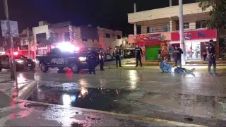 Motociclista derrapa bajo la lluvia en la avenida 30 de Playa del Carmen y termina lesionado