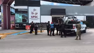 Detienen a hombre en Campeche tras intentar lanzarse al tráfico; convulsiona en juzgados