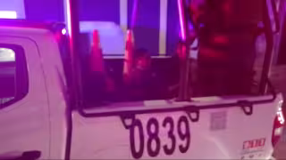 Detienen a dos hombres tras insultar a policías a las afueras de un bar en Calkiní