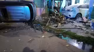 Conductor termina volcado tras impactarse contra una vivienda en Chetumal