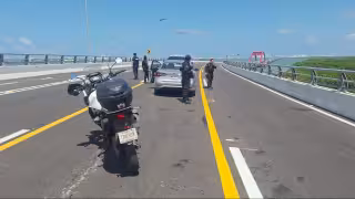 ¡Otro incidente en el Puente Nichupté! Auto se queda sin gasolina y genera caos vial sobre la vía