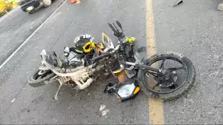 Motociclista resulta lesionado al ser impactado por combi en la carretera federal Escárcega-Villahermosa