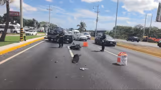Neumático de tráiler se desprendió y golpeó a dos motociclistas en el bulevar Colosio de Cancún