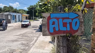 Cansados de los accidentes, vecinos colocan señal de tránsito cerca de una primaria en Champotón