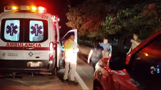 Motociclista choca contra triciclo y pasajera sale disparada en carretera estatal en Dzitbalché