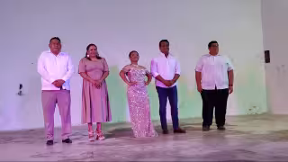 Coronan a la reina de la feria de La Fátima en Calkiní