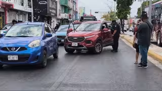 Conductora invade carril y choca contra camioneta en Campeche