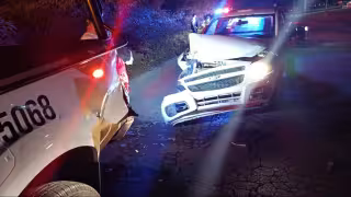 Conductor alcoholizado choca contra una patrulla en Cancún y baja a golpear a los policías