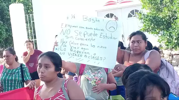 Padres de familia denuncian que la primaria Chacpuczical lleva dos años con problemas de luz Padres de familia denuncian que la primaria Chacpuczical lleva dos años con problemas de luz