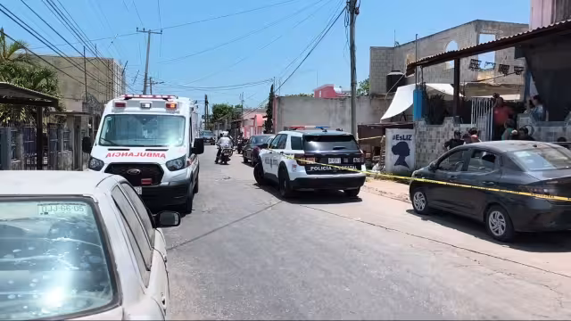 Un adulto mayor murió presuntamente por un infarto mientras era trasladado de emergencia en un vehículo particular.