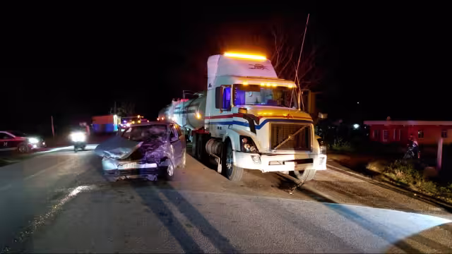 Pareja resulta lesionada tras chocar contra una pipa en Escárcega.