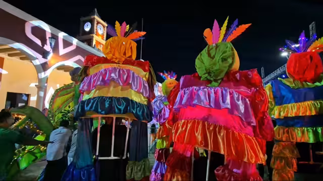 Una noche llena de alegría y color se vivió este lunes en el carnaval.