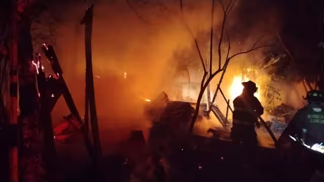 Elementos del Heroico Cuerpo de Bomberos combatieron el fuego.