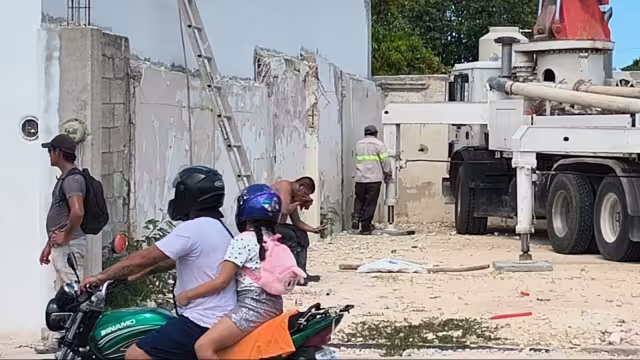 Tres albañiles resultaron lesionados tras el colapso parcial de un techo en construcción en Campeche.