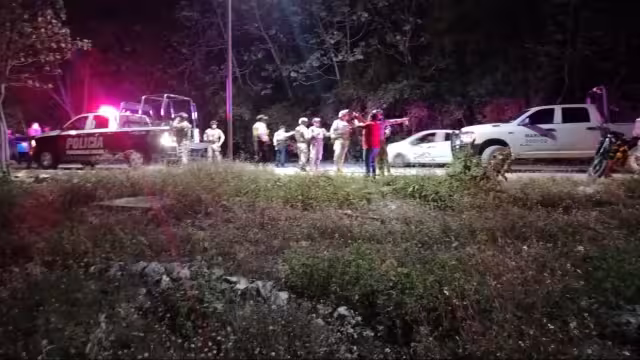 Paramédicos de la Cruz Roja valoraron a tres elementos de la Marina tras el accidente