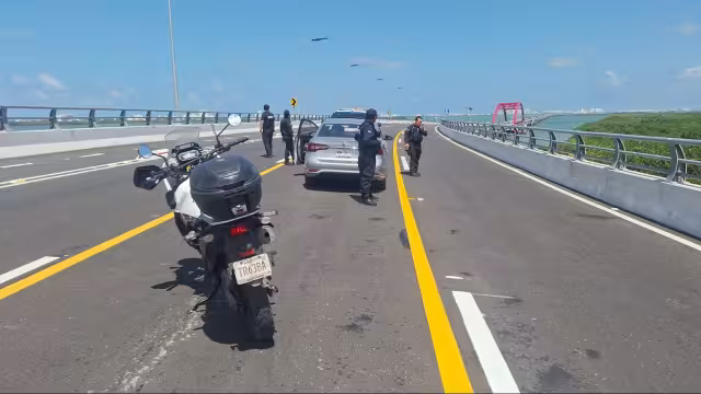 Elementos policiacos llegaron al lugar y abanderaron el auto detenido.