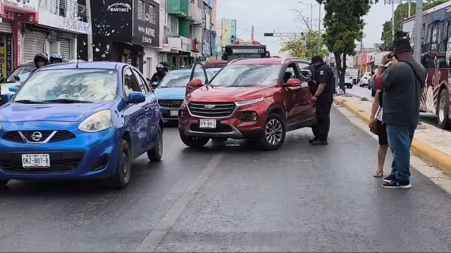 Conductora invade carril y choca contra camioneta en Campeche